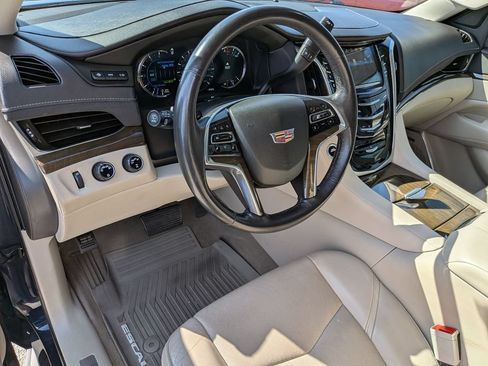 Used 2020 Cadillac Escalade Luxury AWD/4WD image 10