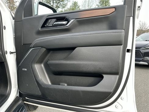 Used 2025 GMC Yukon XL Denali image 31