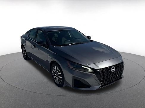 Used 2026 Nissan Altima 2.5 SV FWD image 3