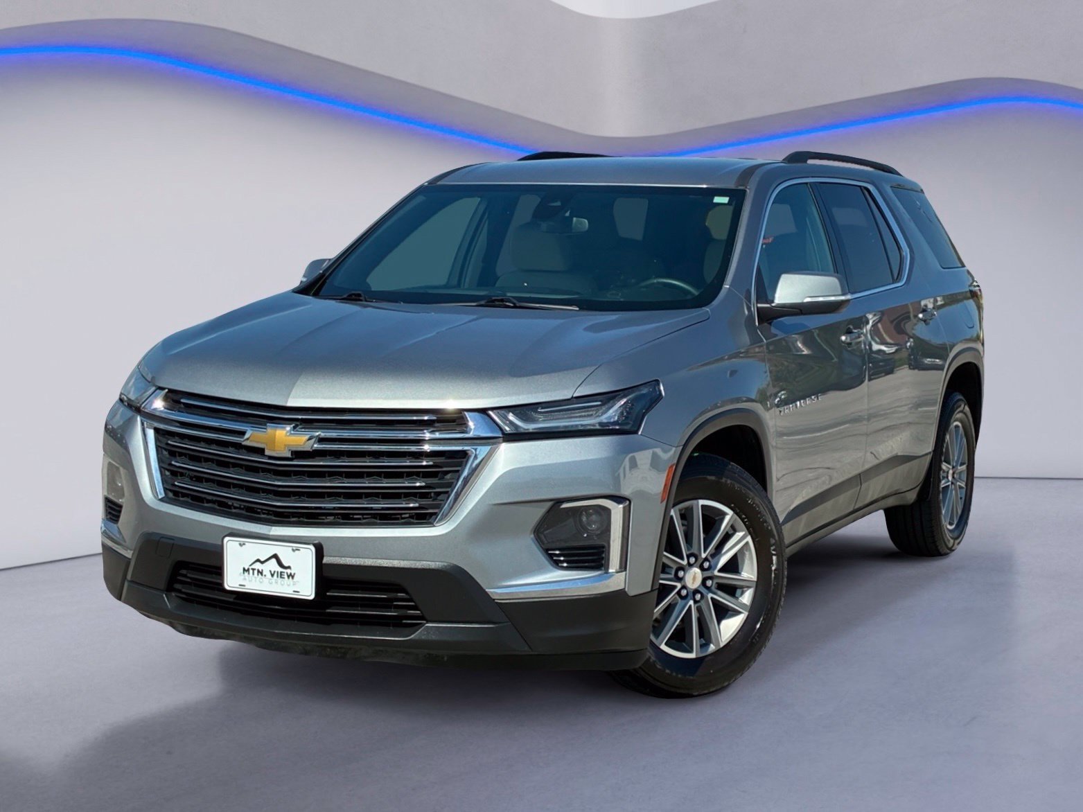 Used 2023 Chevrolet Traverse LT w/ LPO, Cargo Package AWD/4WD image 2