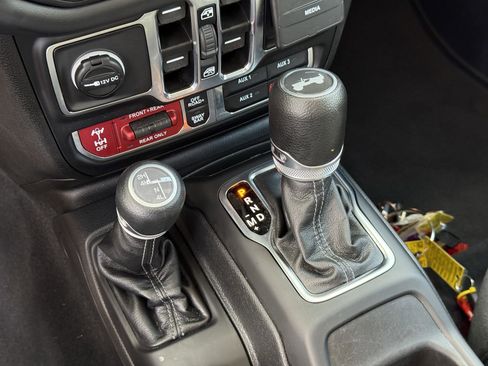 Used 2025 Jeep Wrangler Unlimited Rubicon image 14