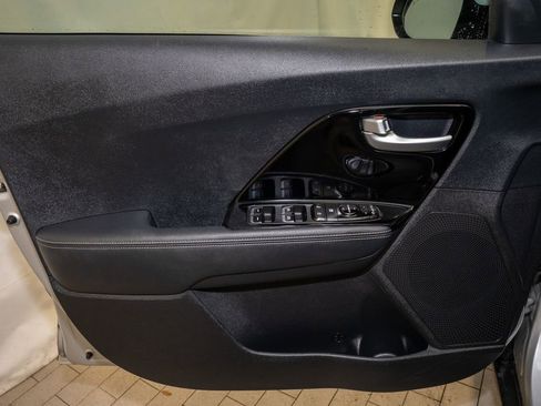Used 2019 Kia Niro EX image 10