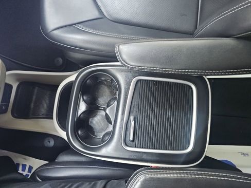 Used 2023 Chrysler Pacifica Touring-L image 25