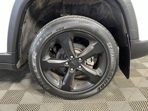 Used 2023 Jeep Grand Cherokee Altitude image 11