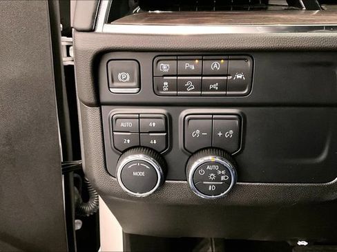 Used 2025 Chevrolet Suburban Z71 image 40