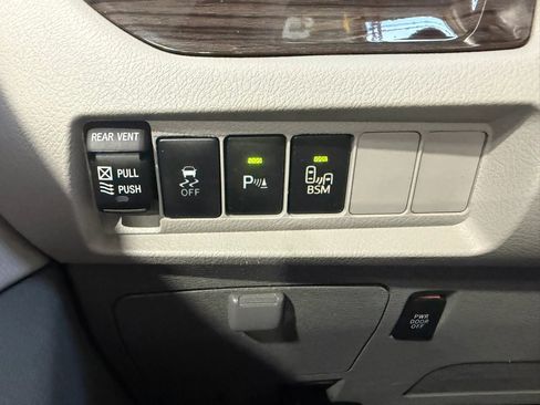 Used 2017 Toyota Sienna Limited image 17