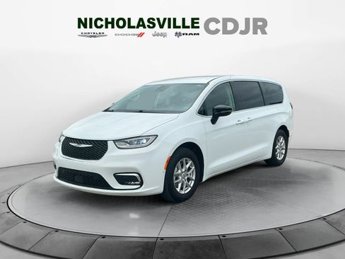 Used 2024 Chrysler Pacifica Touring-L FWD image 1