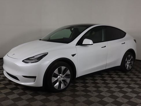 Used 2021 Tesla Model Y Long Range image 8