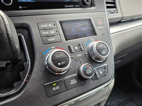 Used 2019 Toyota Sienna LE image 34