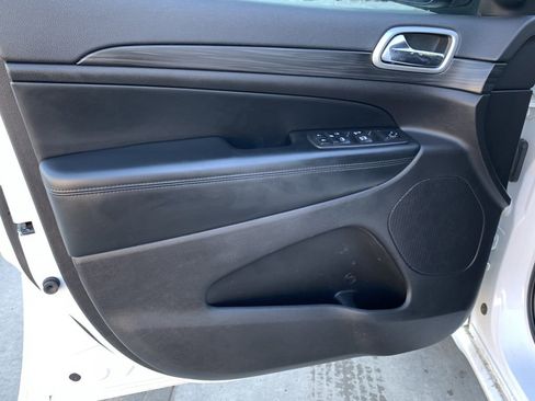 Used 2019 Jeep Grand Cherokee Altitude image 16