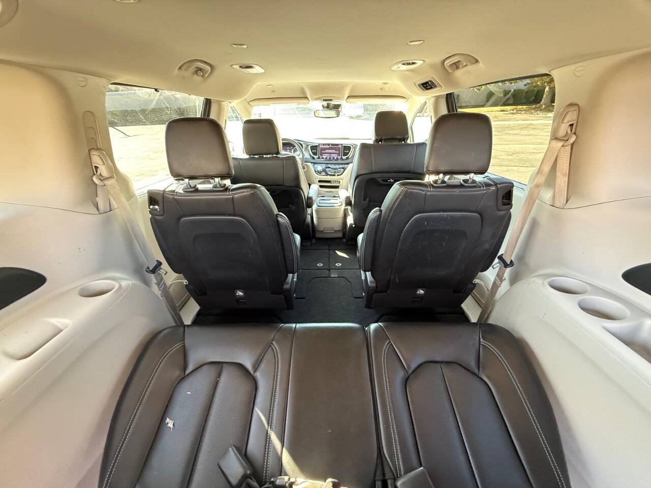 Used 2023 Chrysler Pacifica Touring-L FWD image 12