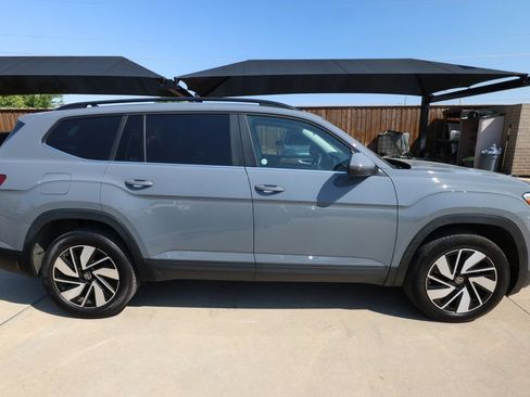 Used 2025 Volkswagen Atlas SE AWD/4WD image 4