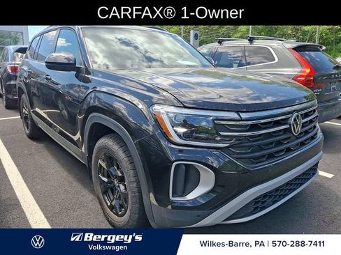 Used 2025 Volkswagen Atlas Peak Edition SE AWD/4WD image 3