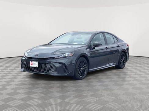Used 2025 Toyota Camry SE image 3