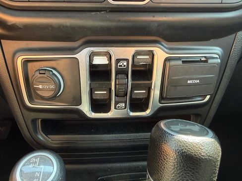 Used 2022 Jeep Wrangler Unlimited Sport AWD/4WD image 17