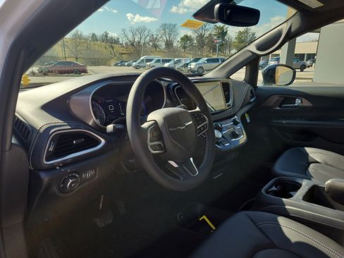 New 2026 Chrysler Pacifica Select image 21