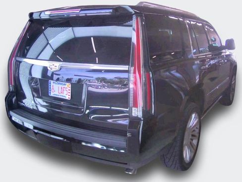 Used 2016 Cadillac Escalade Platinum RWD image 3