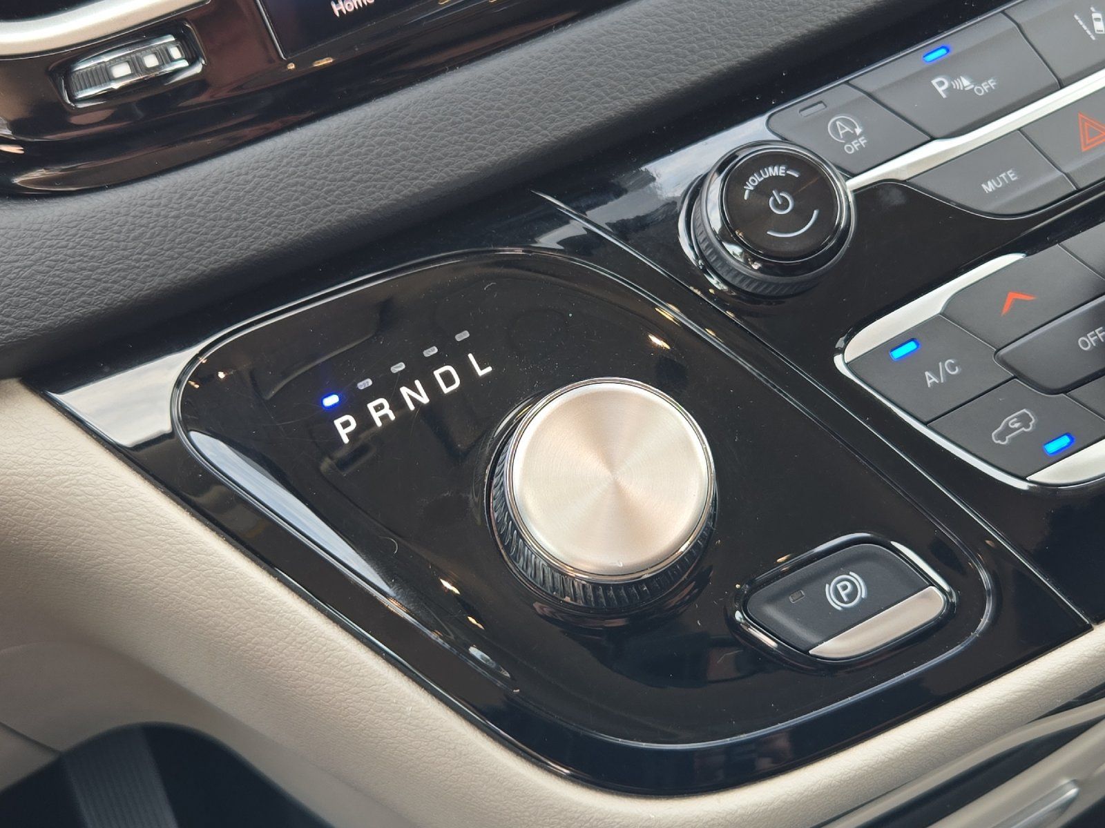 Used 2024 Chrysler Pacifica Touring-L FWD image 20