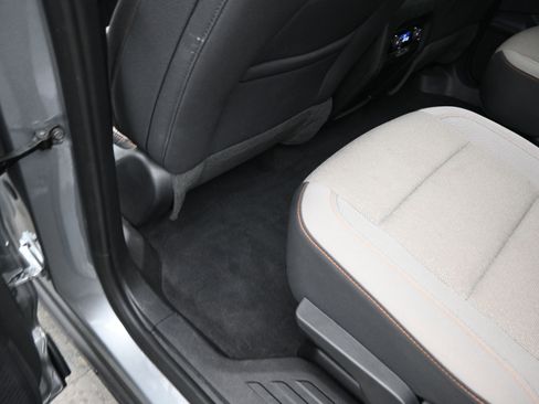 Used 2025 Chevrolet Traverse LT image 18