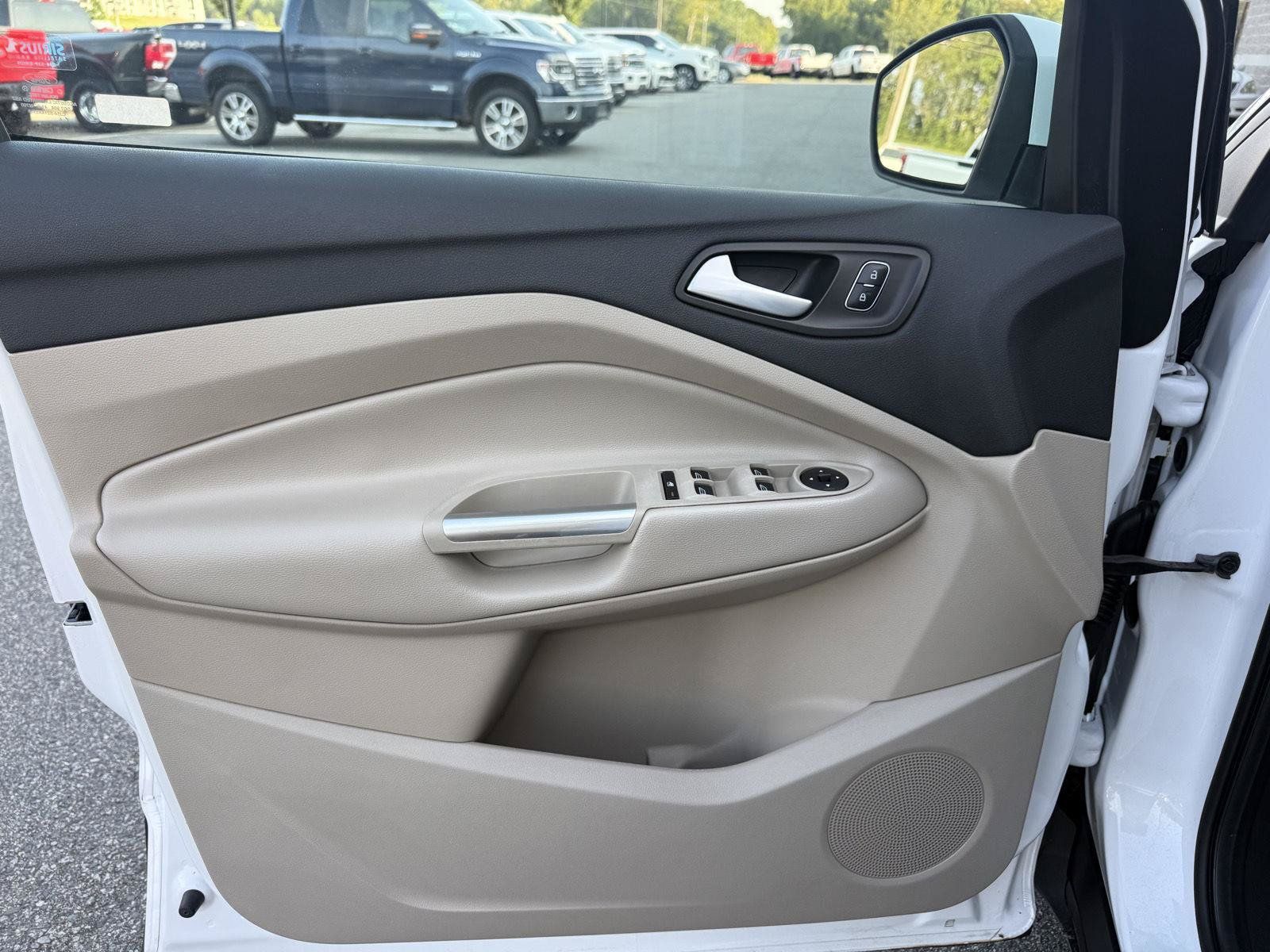 Used 2017 Ford Escape SE w/ Equipment Group 201A FWD image 14