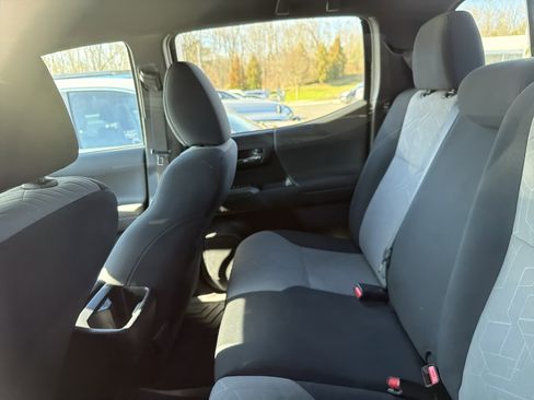 Used 2021 Toyota Tacoma TRD Off-Road image 18