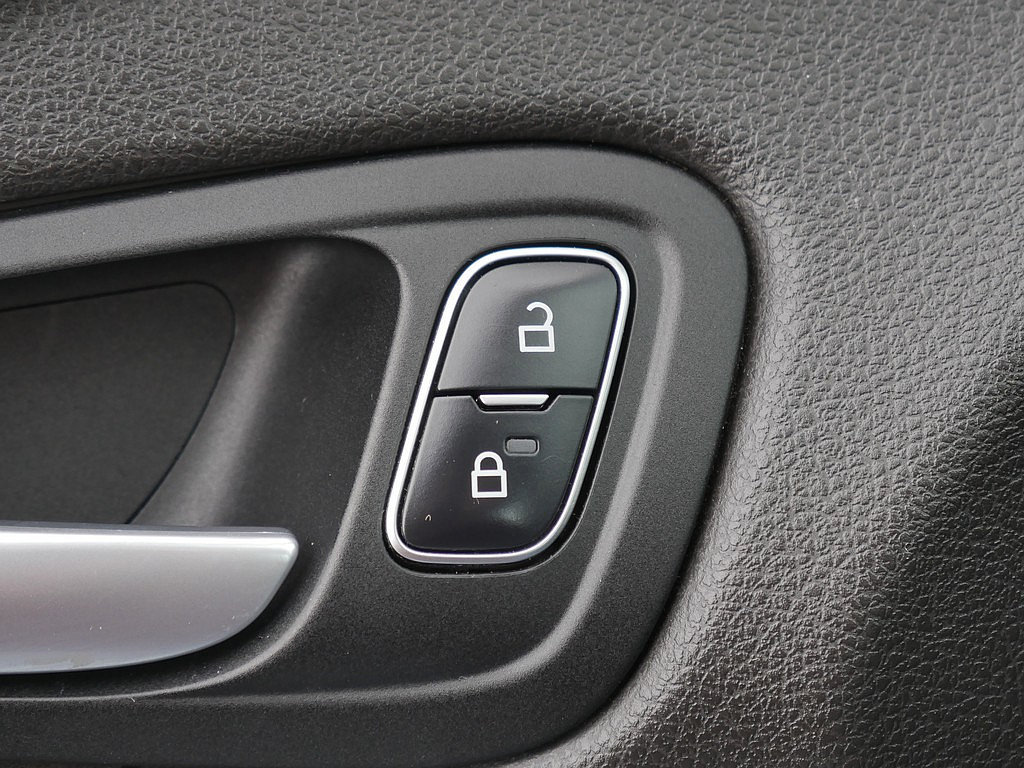 Used 2016 Ford Focus SE w/ SE Cold Weather Package FWD image 27