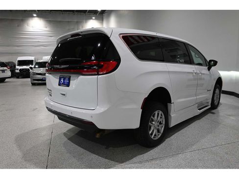Used 2024 Chrysler Pacifica Touring-L FWD image 6