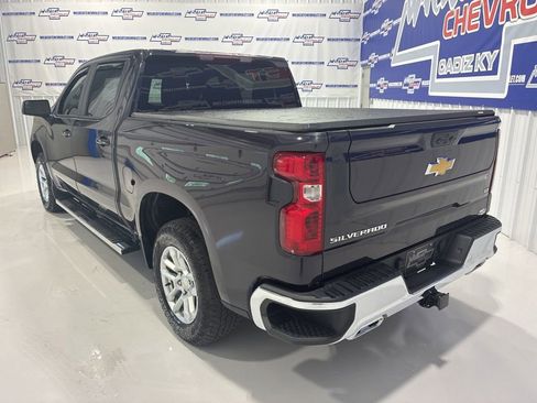 Used 2022 Chevrolet Silverado 1500 LT w/ Z71 Off-Road Package AWD/4WD image 4
