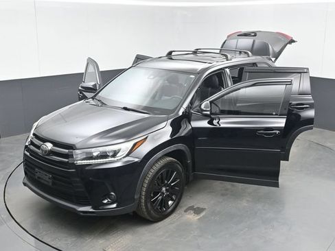 Used 2019 Toyota Highlander SE w/ Nightshade Edition FWD image 54
