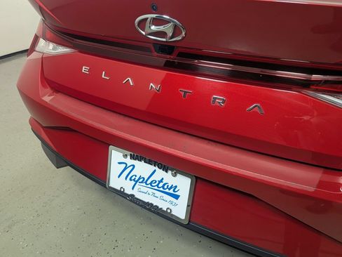 Certified 2022 Hyundai Elantra SEL FWD image 9