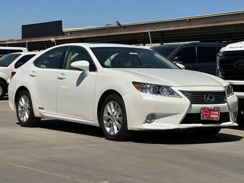 Used 2014 Lexus ES 300h w/ Premium Package w/Bamboo Trim FWD image 10
