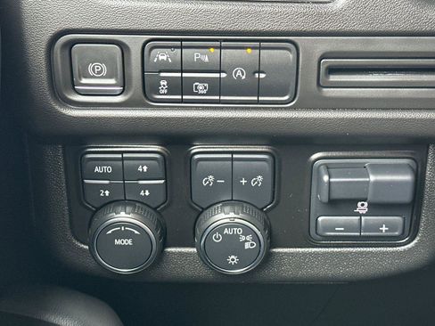 Used 2023 Chevrolet Suburban RST w/ Luxury Package image 33