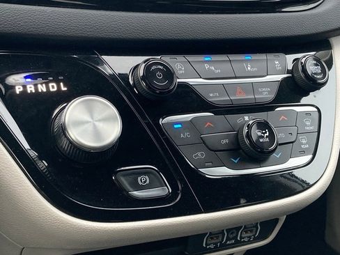 Used 2024 Chrysler Pacifica Touring-L image 25