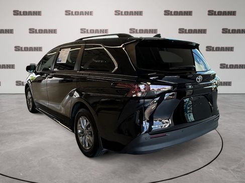 Used 2026 Toyota Sienna XLE AWD/4WD image 3