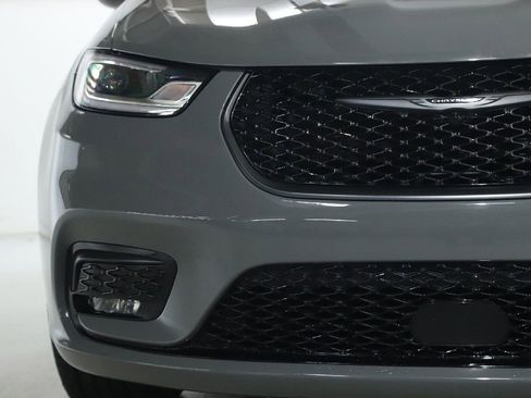 Used 2021 Chrysler Pacifica Touring-L w/ Uconnect Theater Family Group image 7