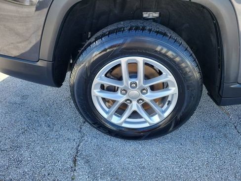 Used 2023 Jeep Grand Cherokee L Laredo image 7