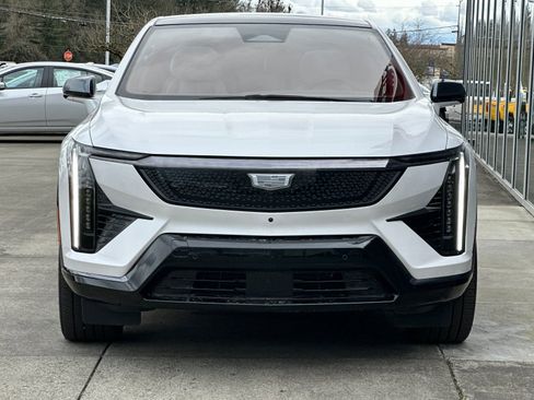 Used 2025 Cadillac Optiq Sport 1 w/ LPO, ONYX Package image 8