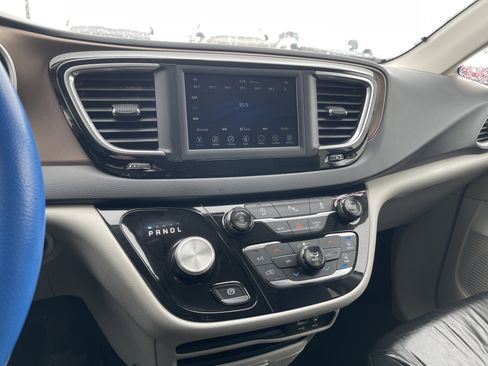 Used 2018 Chrysler Pacifica Touring-L image 16