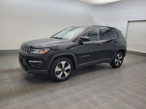 Used 2017 Jeep Compass Latitude w/ Popular Equipment Group FWD image 2