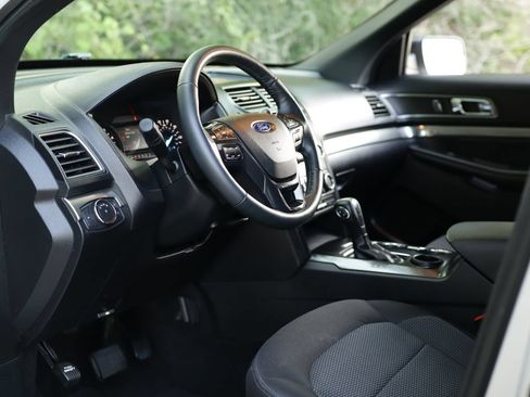 Used 2019 Ford Explorer XLT FWD image 9