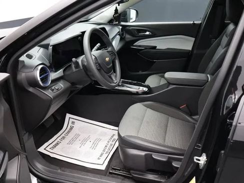 Used 2025 Chevrolet Trax LT FWD image 14