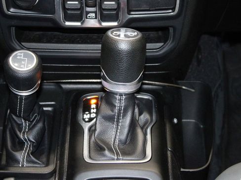 Used 2019 Jeep Wrangler Unlimited Sahara image 31