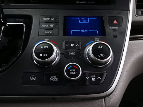 Used 2020 Toyota Sienna XLE FWD image 19