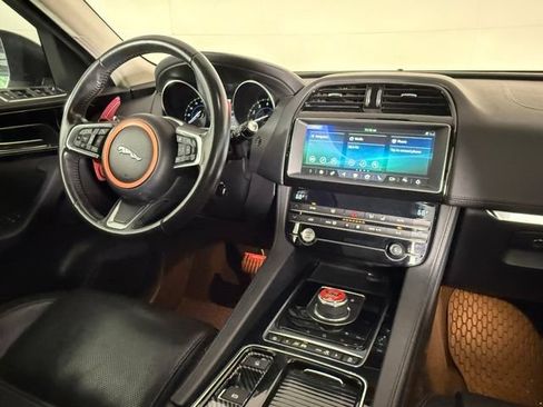 Used 2019 Jaguar F-PACE Prestige AWD/4WD image 18