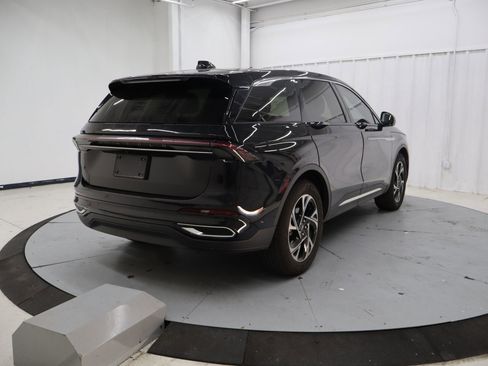 Used 2024 Lincoln Nautilus Premier image 4