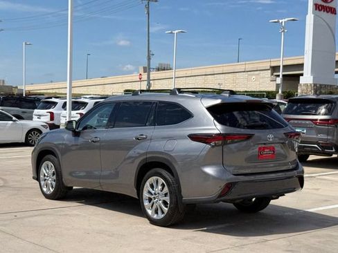 Used 2025 Toyota Highlander Limited FWD image 7