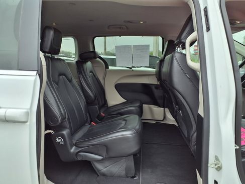 Used 2023 Chrysler Pacifica Touring-L FWD image 27