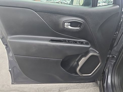 Used 2023 Jeep Renegade Latitude image 12