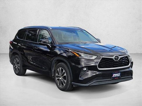 Used 2021 Toyota Highlander XLE FWD image 3