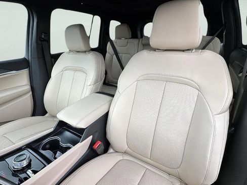 New 2025 Jeep Grand Cherokee Limited w/ Luxury Tech Group II AWD/4WD image 14